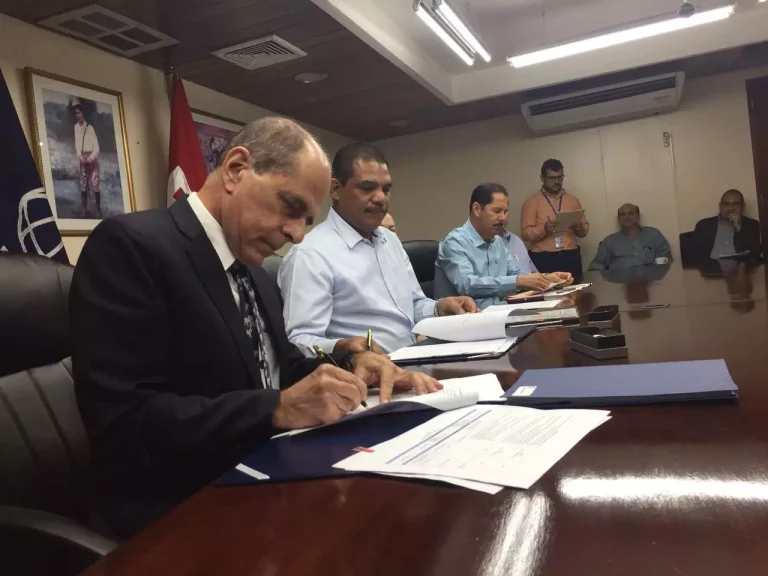 Autoridades del Banco Mundial e Iván Acosta Ministro de Hacienda y Crédito Público