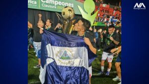 Byron Bonilla futbolista nicaragüense celebra campeonato del Club Cartaginés con la bandera de Nicaragua Foto Cortesía
