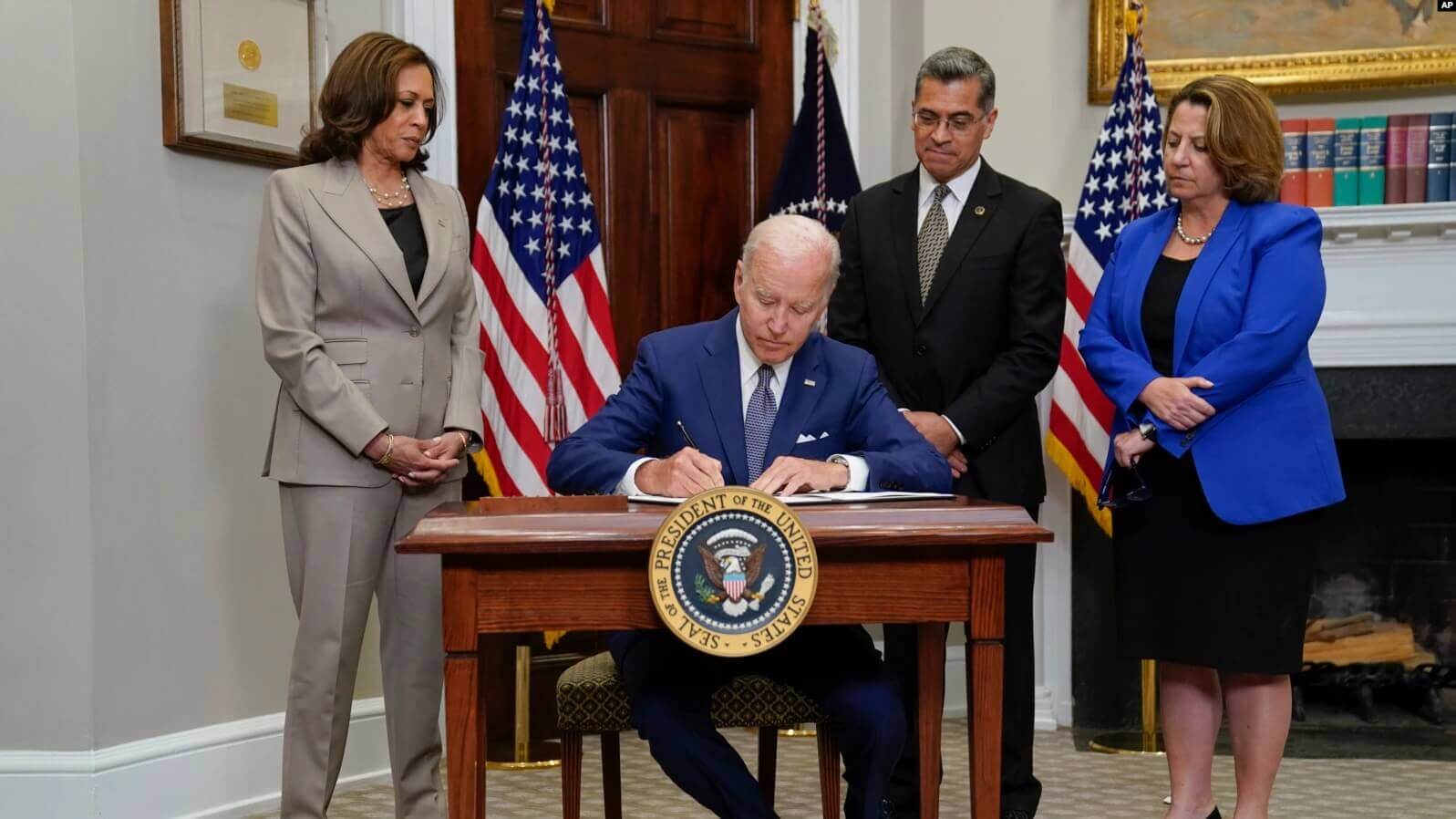 El presidente Joe Biden firma una orden ejecutiva sobre el acceso al aborto, en la Sala Roosevelt de la Casa Blanca, el viernes 8 de julio de 2022. (Foto AP/Evan Vucci)