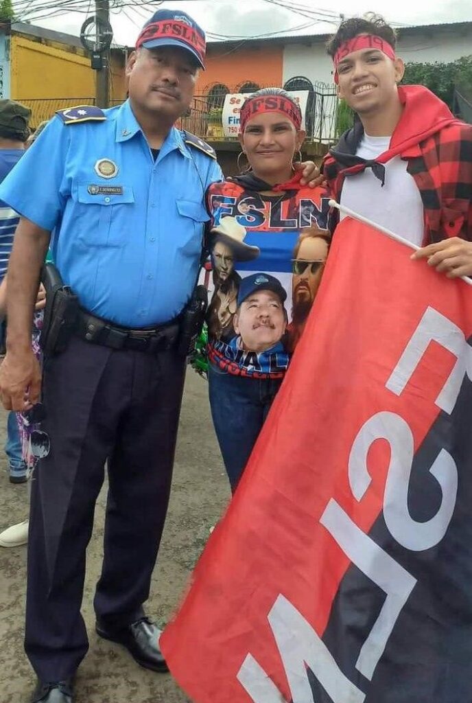 Fidel Dominguez jefe policial en el departamento de León portando un cintillo partidario sobre su gorra. Crédito Cortesía.