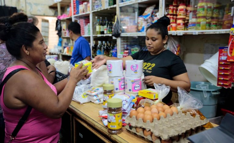 Los residentes compran comida en un mercado en preparación para el paso de Bonnie