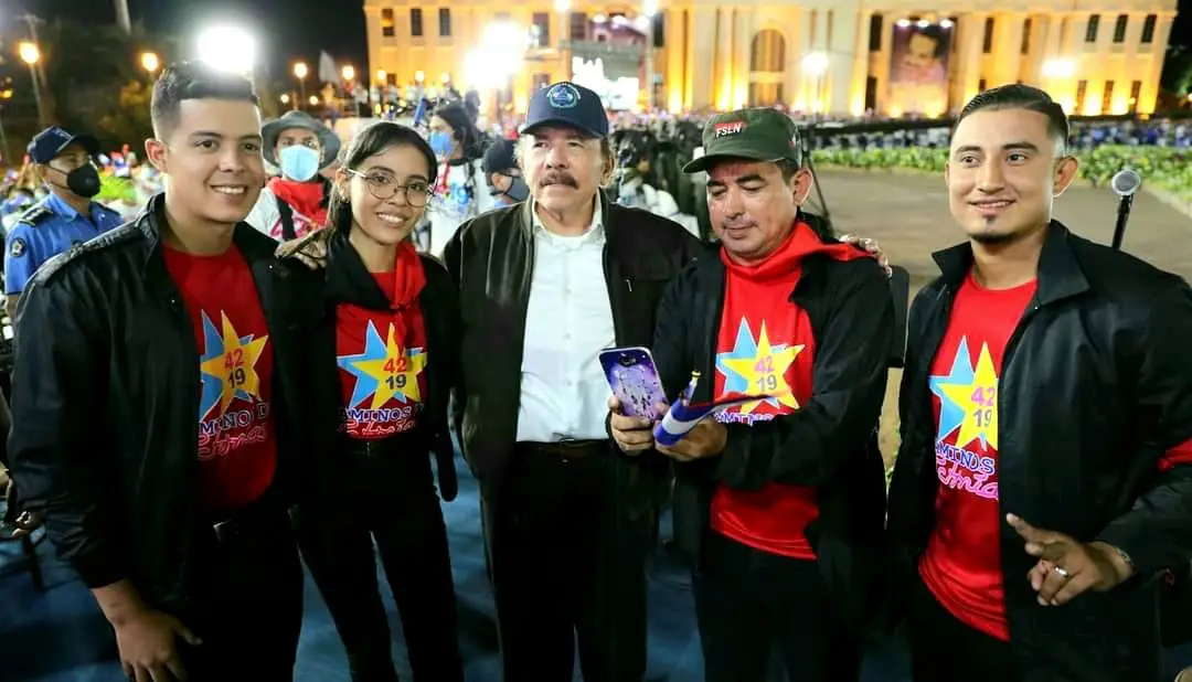 Ortega premia con bonos economicos lealtad de algunos artistas nicaraguenses