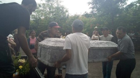 Sepultan a cinco nicaragüenses masacrados en Costa Rica