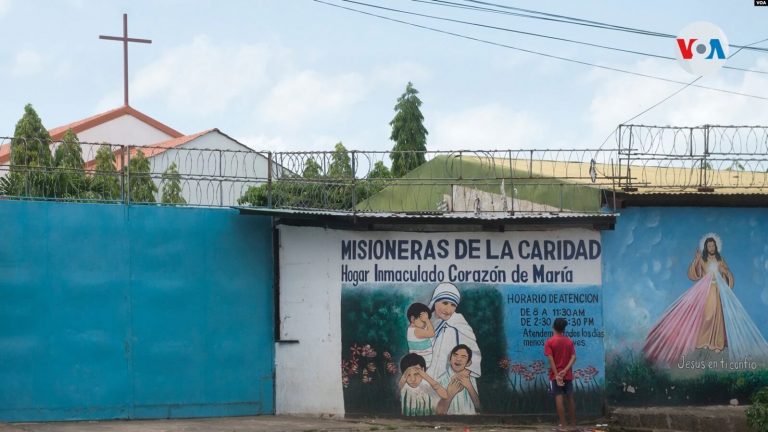 Un niño mira la fachada de un complejo de las Misioneras de la Caridad en la ciudad de Granada este miércoles. [Foto: Voz de América]