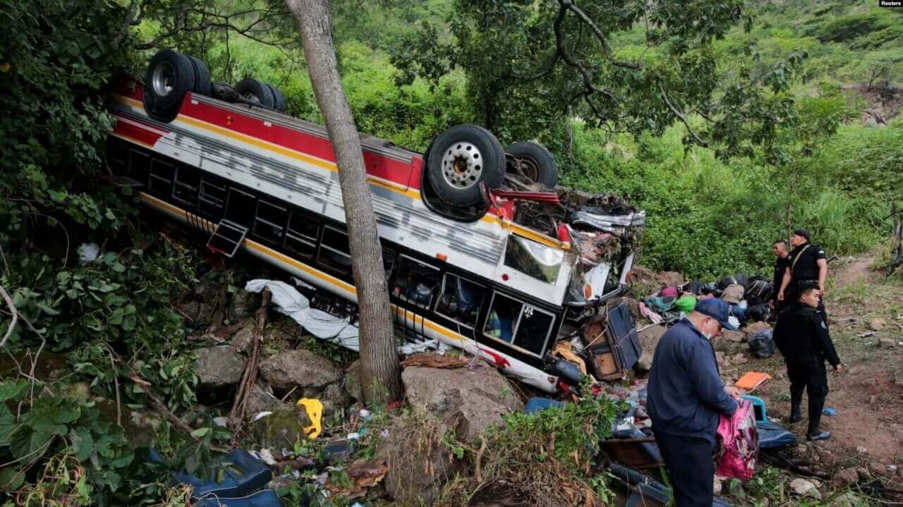 Oficiales de la policía junto a un autobús accidentado luego de un accidente ocurrido en la carretera Panamericana en la provincia nicaragüense de Estelí, Nicaragua, el 28 de julio de 2022.