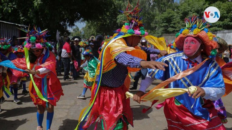 Los diablitos bailan en honor a las fiestas religiosas en Nandaime, Granada, Foto VOA