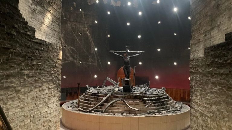 imagen de la sangre de cristo calcinada por un ataque terrorista dentro de la catedral de managua en nicaragua