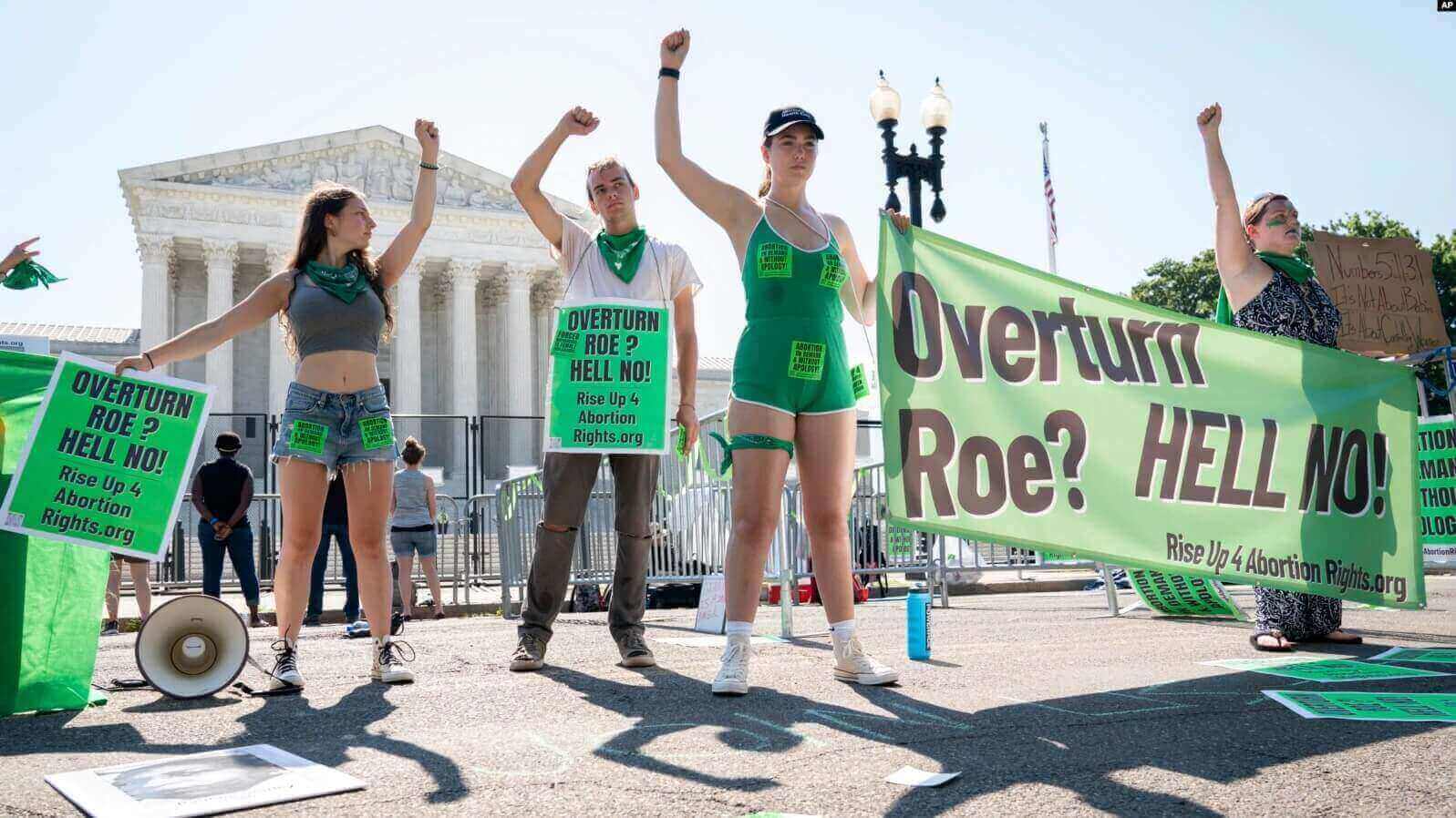 Manifestantes piden apoyo frente a la Corte Suprema para quienes protestan sobre el nuevo mandato referente al derecho al aborto, el 15 de junio de 2022, en Washington DC.
