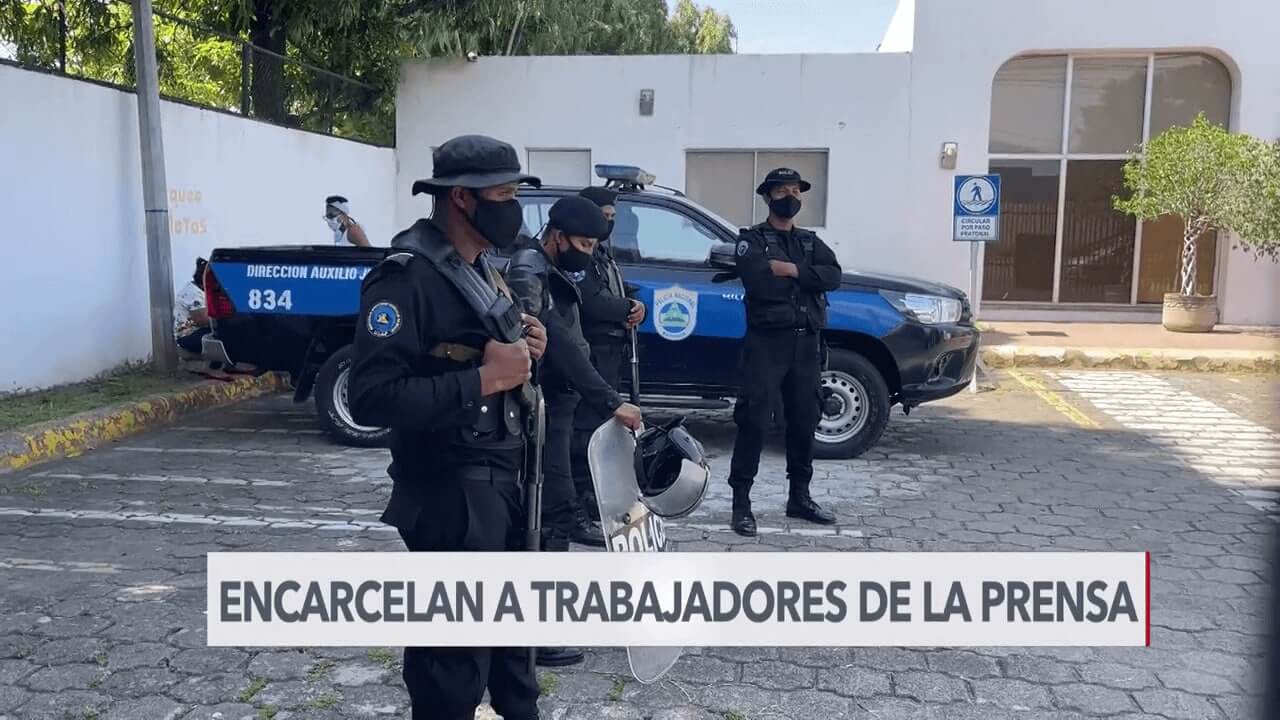 Denuncian una nueva escalda represiva contra periodistas nicaragüenses. La Policía Nacional capturó a dos trabajadores del diario La Prensa, el cual ahora es un medio digital. En la última semana se han realizado allanamientos en las viviendas de fotógrafos y persecución a periodistas.