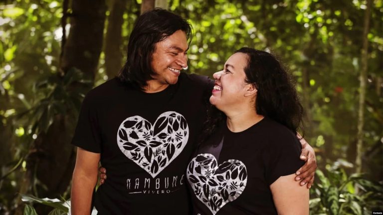 Ramón Potosme junto a su esposa Rótsen López Rodríguez en el Vivero “Nambume” que significa “corazón” en lengua Chorotega. FotoCortesia