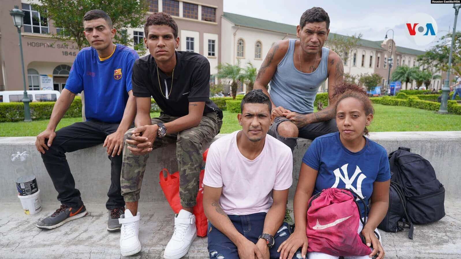 Un grupo de migrantes venezolanos en Costa Rica. Foto Houston Castillo, VOA