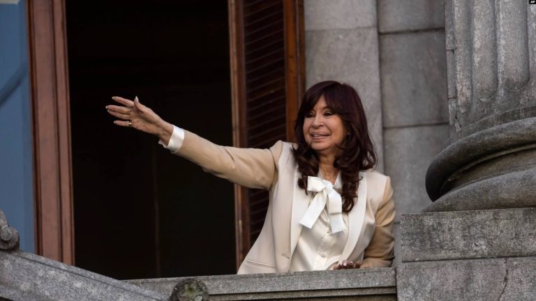 La vicepresidenta argentina, Cristina Fernandez, saluda a sus partidarios desde un balcón de su oficina en el Congreso, en Buenos Aires, el 23 de agosto de 2022. Foto Reuters.