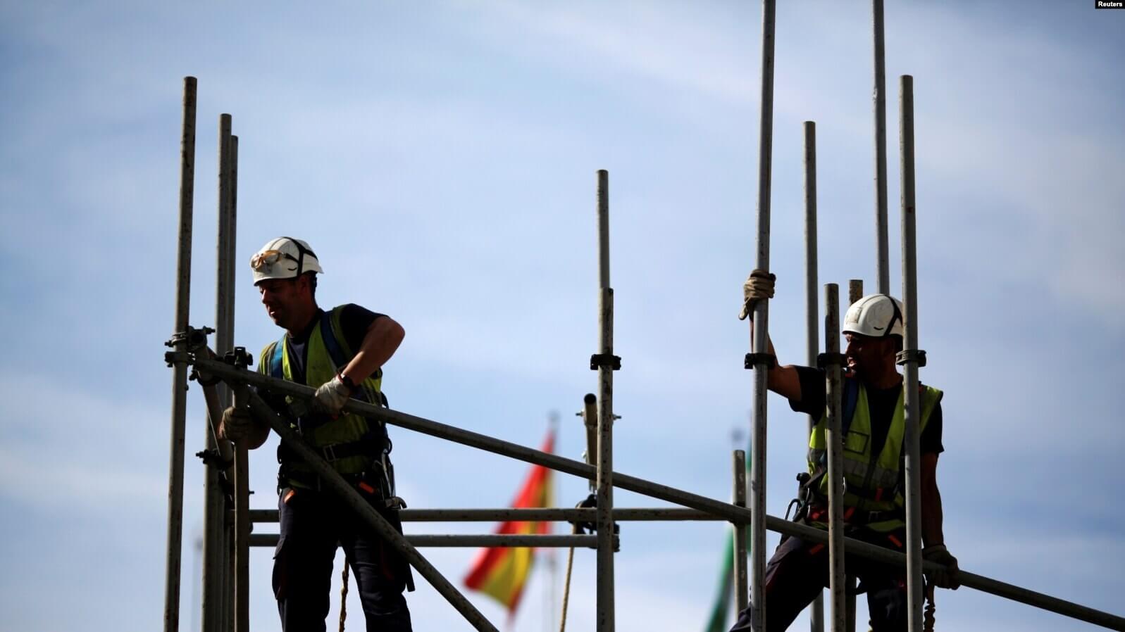 Trabajadores construyen una estructura de tubería en un andamio durante el Día Mundial de la Seguridad y la Salud en el Trabajo en la capital andaluza de Sevilla, sur de España, el 28 de abril de 2016. REUTERS/Marcelo del Pozo/Foto de archivo