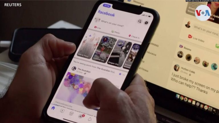 ARCHIVO: Un teléfono móvil muestra la aplicación de Facebook.