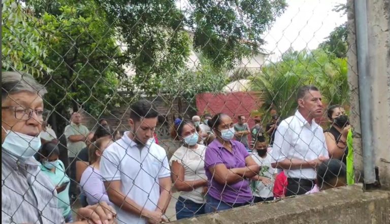 feligreses catolicos viven la misa desde las afueras de la parroquia de santa lucia en matagalpa por el cerco policial que no los dejo ingresar al templo