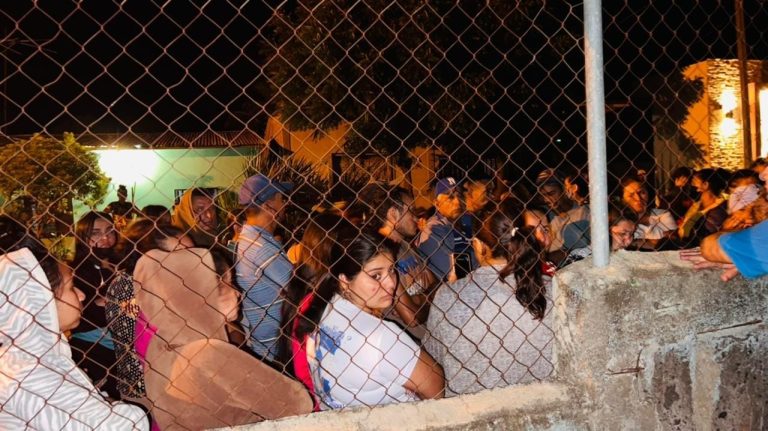 fieles catolicos resguardan al sacerdote sebastian lopez y a la parroquia santa lucia tras el secuestro violento de la policia sandinista a monseñor rolando alvarez