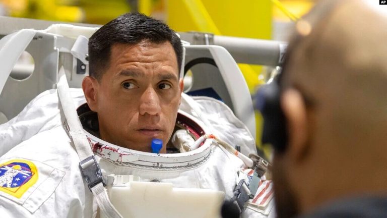 En esta foto del 19 de julio de 2018 proporcionada por la NASA, Frank Rubio se prepara para una caminata espacial de entrenamiento bajo el agua en el Laboratorio de Flotabilidad Neutral del Centro Espacial Johnson de la NASA en Houston. (Josh Valcárcel/NASA vía AP)