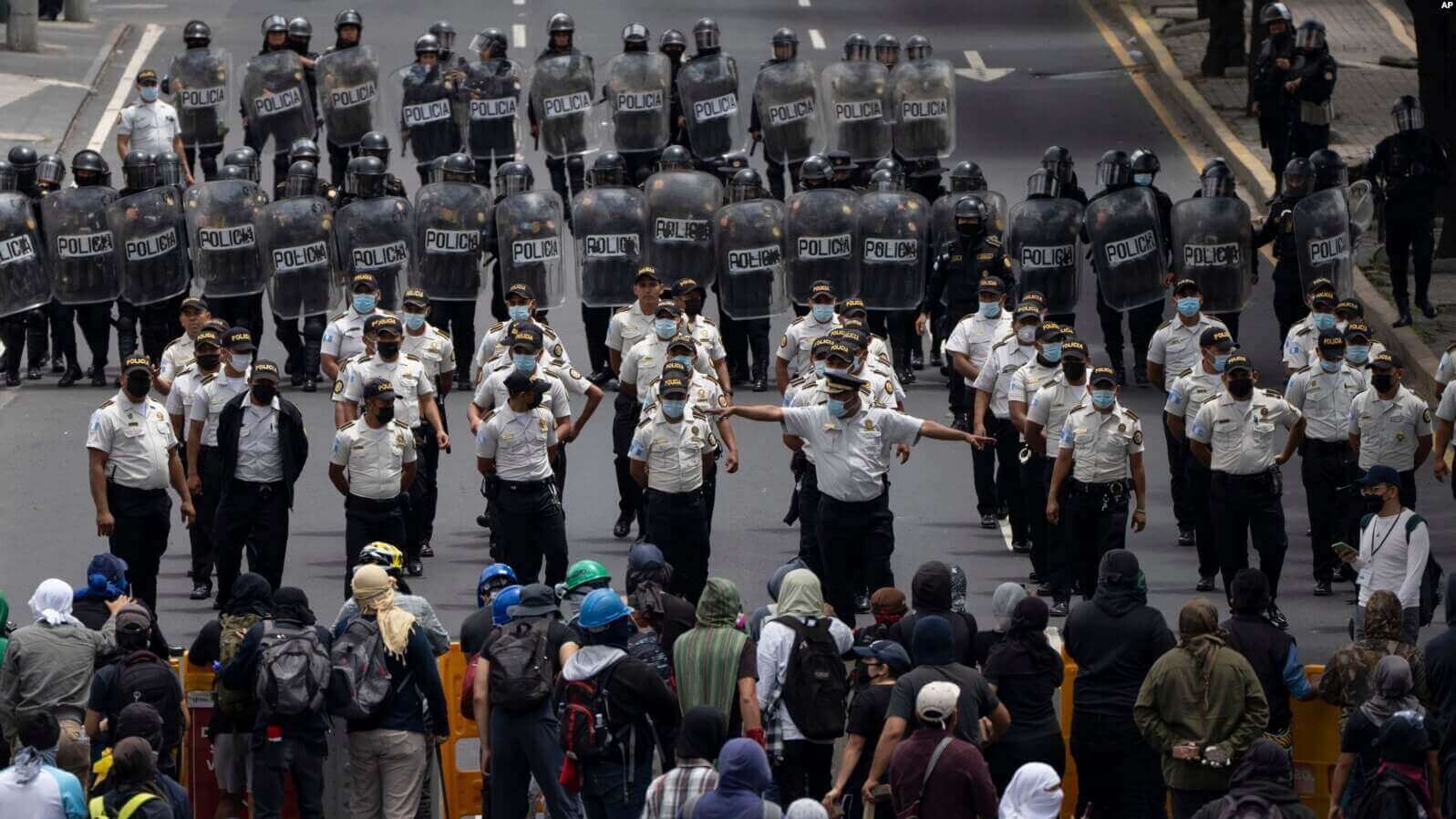 La policía trata de despejar una avenida bloqueada por estudiantes universitarios durante una protesta en la Ciudad de Guatemala el 9 de agosto de 2022. Foto AP.