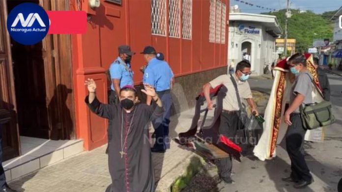 monseñor rolando alvarez mientras se encontraba en las afueras de la casa cural en matagalpa y estaba siendo asediado por decenas de policias