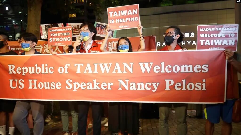 Activistas prodemocracia en Taiwán celebran la visita de la presidenta de la Cámara de Representantes de EEUU, Nancy Pelosi, en Taipei el 2 de agosto de 2022. Foto AP.