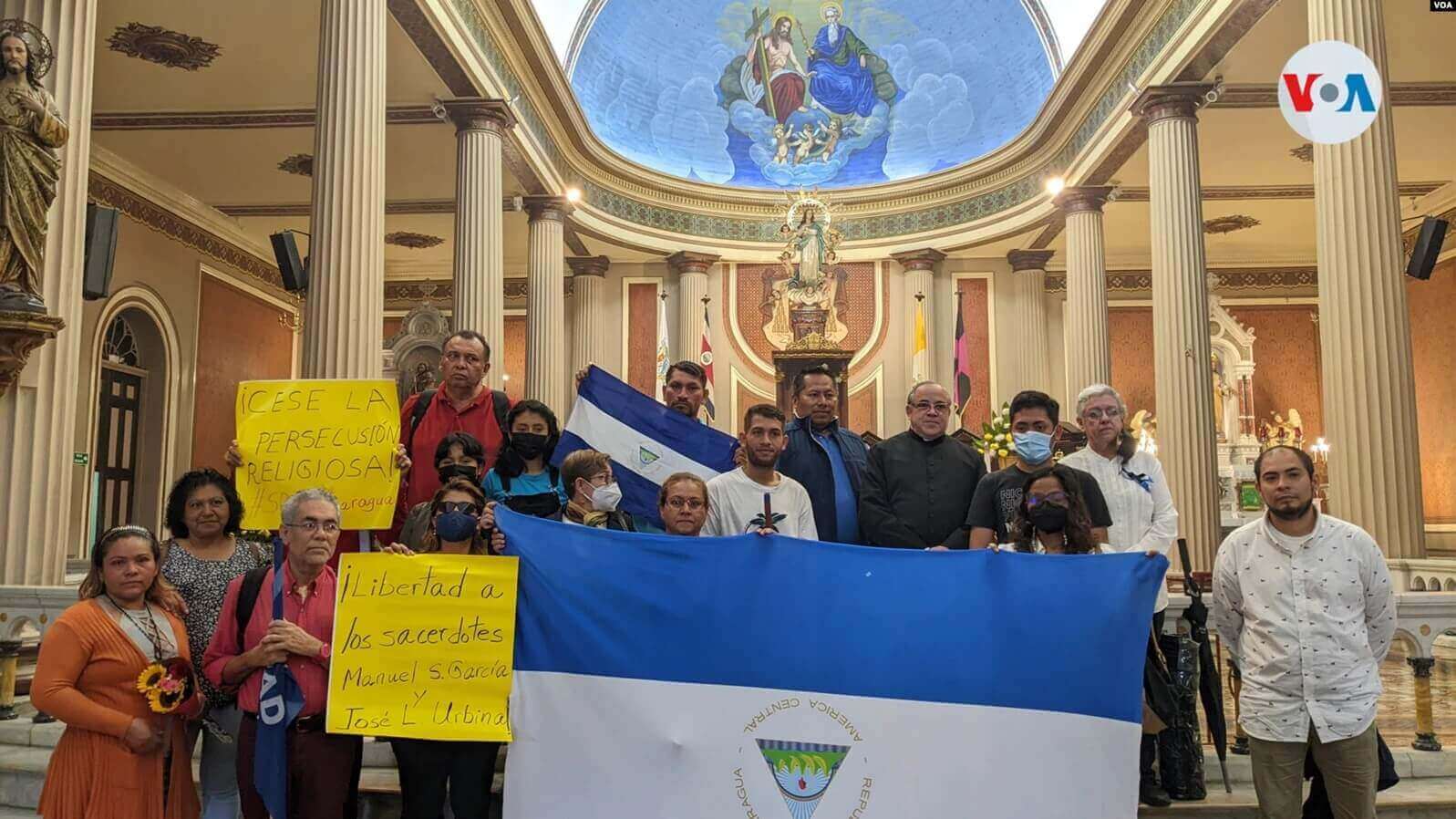 Nicaragüenses protestan en la iglesia La Merced, en San José, Costa Rica. Foto Miguel Bravo, VO