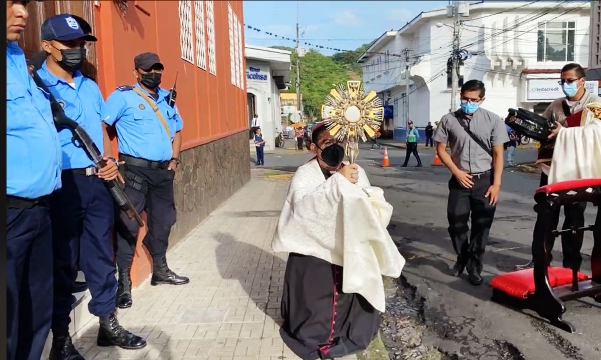 obispo frente a policias nicaragua actual