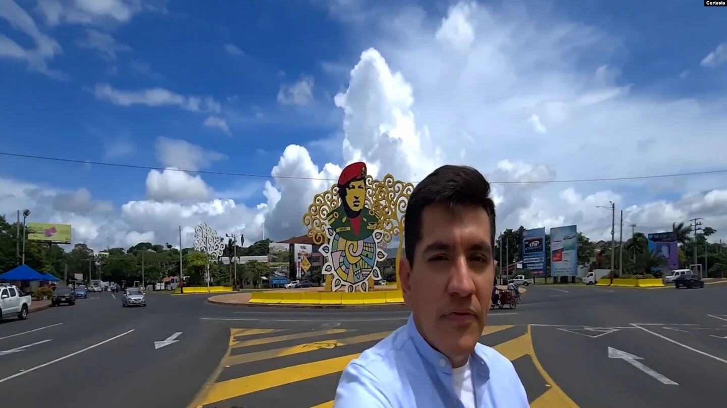 El periodista Otoniel Martínez en la avenida Hugo Chávez, en Managua. Foto Cortesía