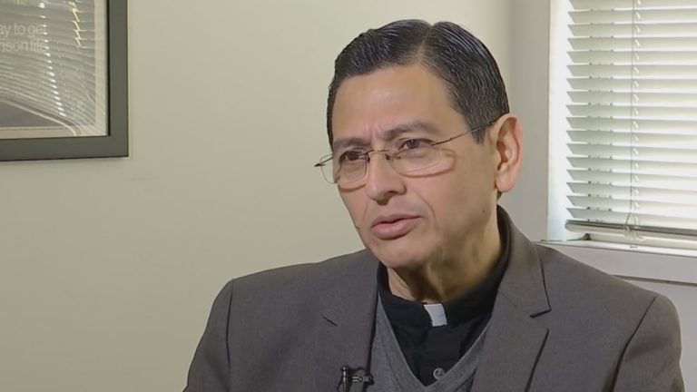 padre rafael bermudez sacerdote exiliado foto cortesia univision