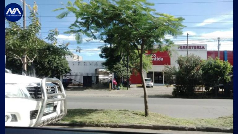 rotulo del edificio de LA PRENSA es quitado por ordenes de la dictadura de daniel ortega