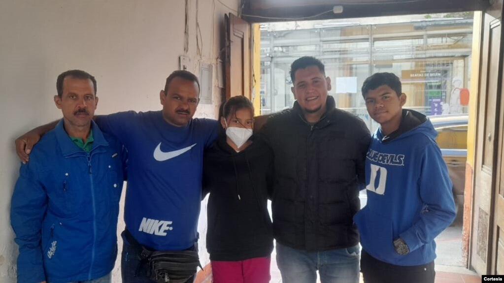 Leonardo Jose Cortéz Mora, segundo de derecha a izquierda, posa junto a sus familiares venezolanos que sobrevivieron al accidente en Nicaragua. [Foto: Cortesía]
