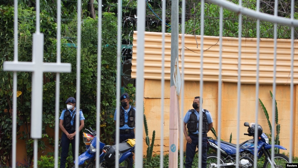 policía receta casa por cárcel a feligreses católicos como parte de las medidas de persecución instauradas por el régimen sandinista