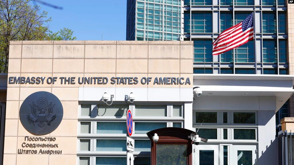 La embajada de Estados Unidos y la bandera nacional en Moscú, Rusia, el 11 de mayo de 2021.
