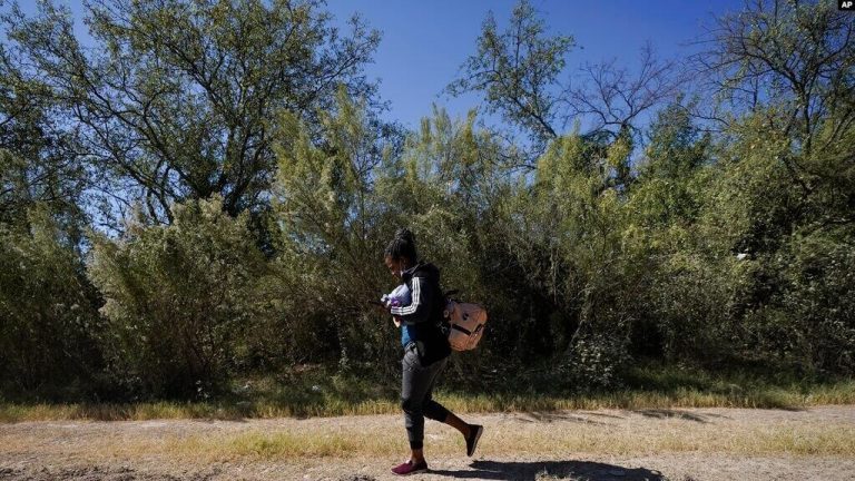 Una ciudadana cubana camina por una carretera después de cruzar la frontera entre México y Texas en el Río Grande, el 23 de septiembre de 2021, en Del Rio, Texas.