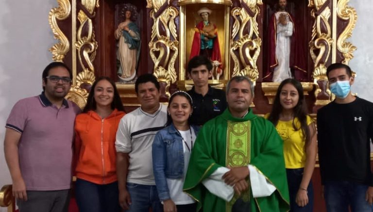 jovenes de la pastoral de la diocesis de danli honduras junto al sacerdote jose canales