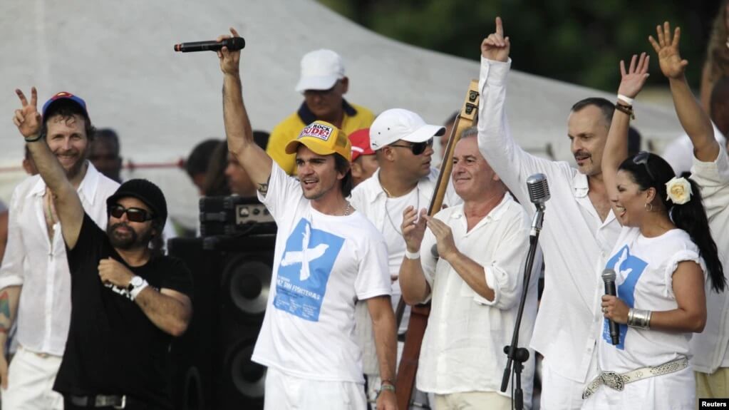 Los cantantes (de izquierda a derecha) Carlos Varela de Cuba, Juanes de Colombia, Víctor Manuel de España, Miguel Bosé de España y Olga Tañón de Puerto Rico saludan a la multitud al final del concierto "Paz sin fronteras" en La Habana, Cuba, el 20 de septiembre de 2009.