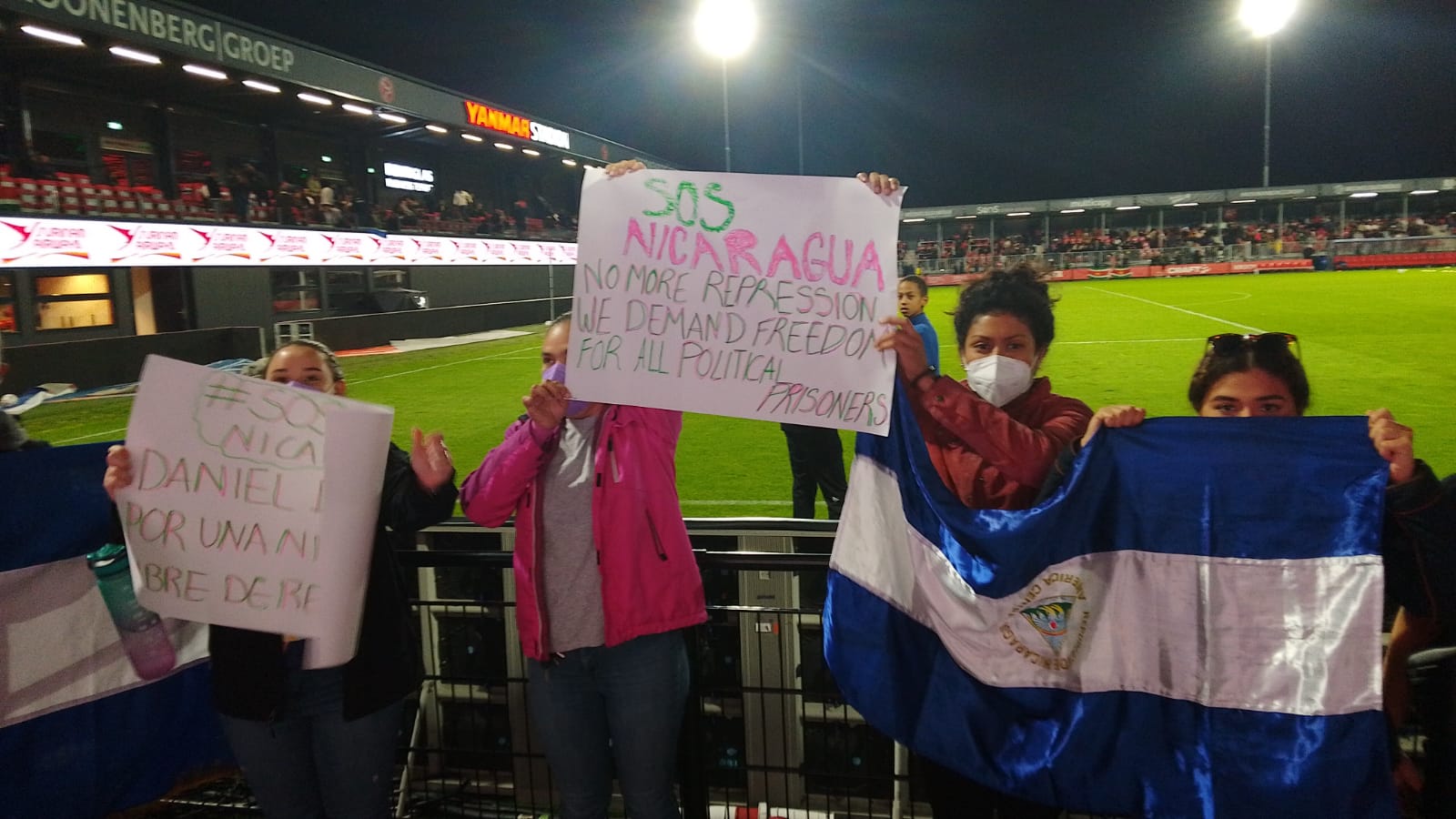 nicaraguenses protestan en amsterdam contra la dictadura previo al partido de la seleccion de futbol de nicaragua contra su similar de surinam