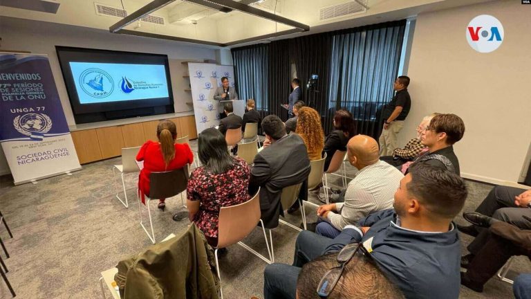 Conferencia de prensa en Nueva York con destacados miembros de organizaciones de derechos humanos que denunciaron la represión contra los miembros de la Iglesia en Nicaragua por oponerse a las políticas del presidente Daniel Ortega. [Foto: VOA / Antoni Belchi]