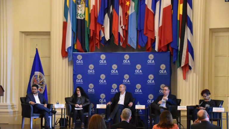 Periodistas de Nicaragua, Cuba y Venezuela comparten su experiencia como exiliados ante la presión contra medios independientes en esos países al reflexionar sobre la situación de medios en América Latina. (Foto VOA / Tomás Guevara)