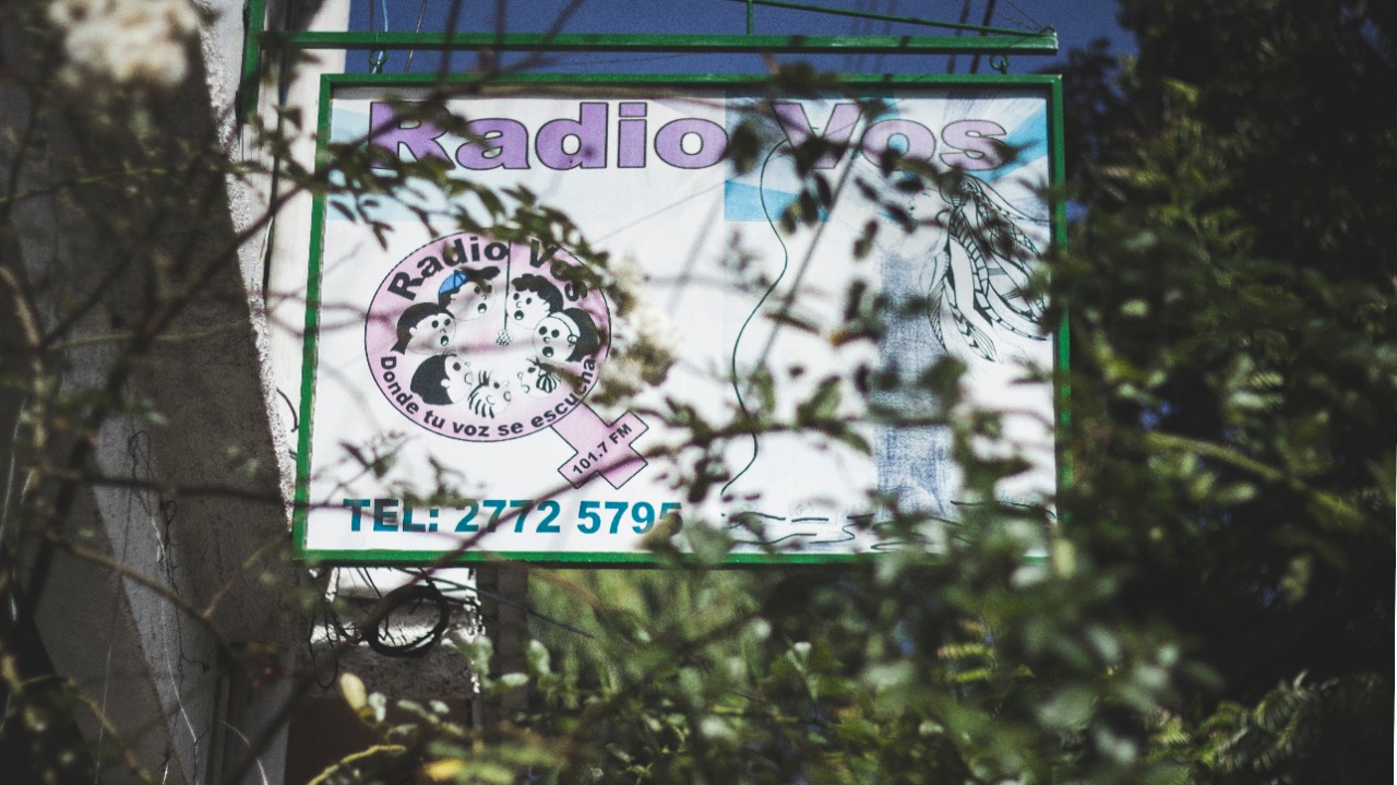 policía allana edificio Radio Vos