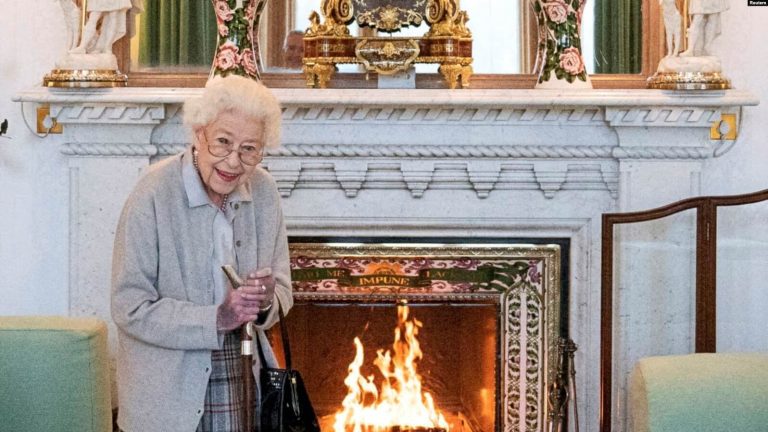 La reina Isabel de Gran Bretaña espera para recibir a Liz Truss para una audiencia, donde invitó a la líder recién elegida del Partido Conservador a convertirse en Primera Ministra y formar un nuevo gobierno, en el Castillo de Balmoral, Escocia, el 6 de septiembre de 2022.
