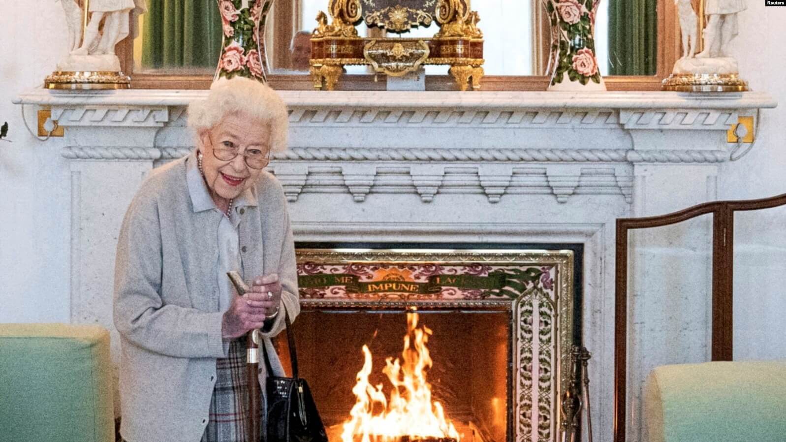 La reina Isabel de Gran Bretaña espera para recibir a Liz Truss para una audiencia, donde invitó a la líder recién elegida del Partido Conservador a convertirse en Primera Ministra y formar un nuevo gobierno, en el Castillo de Balmoral, Escocia, el 6 de septiembre de 2022.