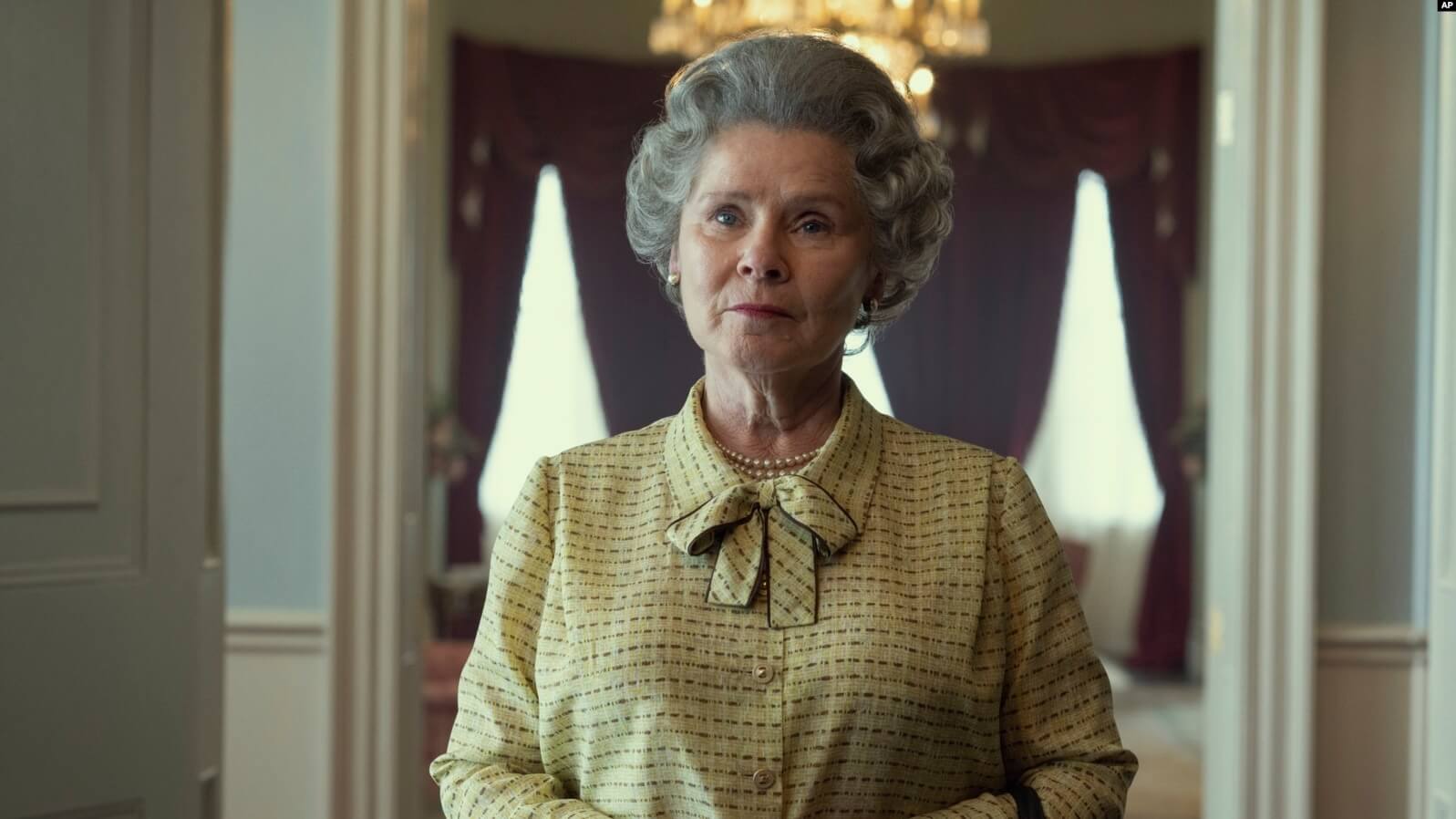 Esta imagen difundida por Netflix muestra a Imelda Staunton como la reina Isabel en "The Crown". La aclamada serie de Netflix sobre la reina Isabel II y su familia, ha pausado su producción debido a la muerte de la monarca. (Alex Bailey/Netflix vía AP)