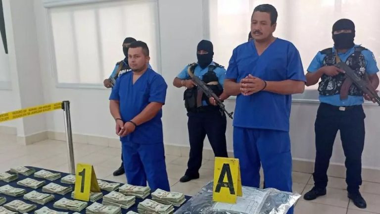 sujetos capturados supuestamente con mas de 100 mil dolares