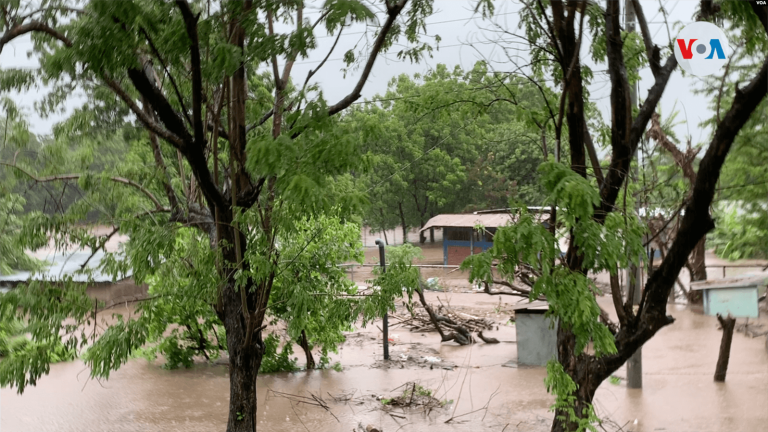 Varias viviendas anegadas en Teustepe, un municipio del departamento de Boaco, ubicado a 72 kilómetros de la capital de Managua. Foto: Voz de América