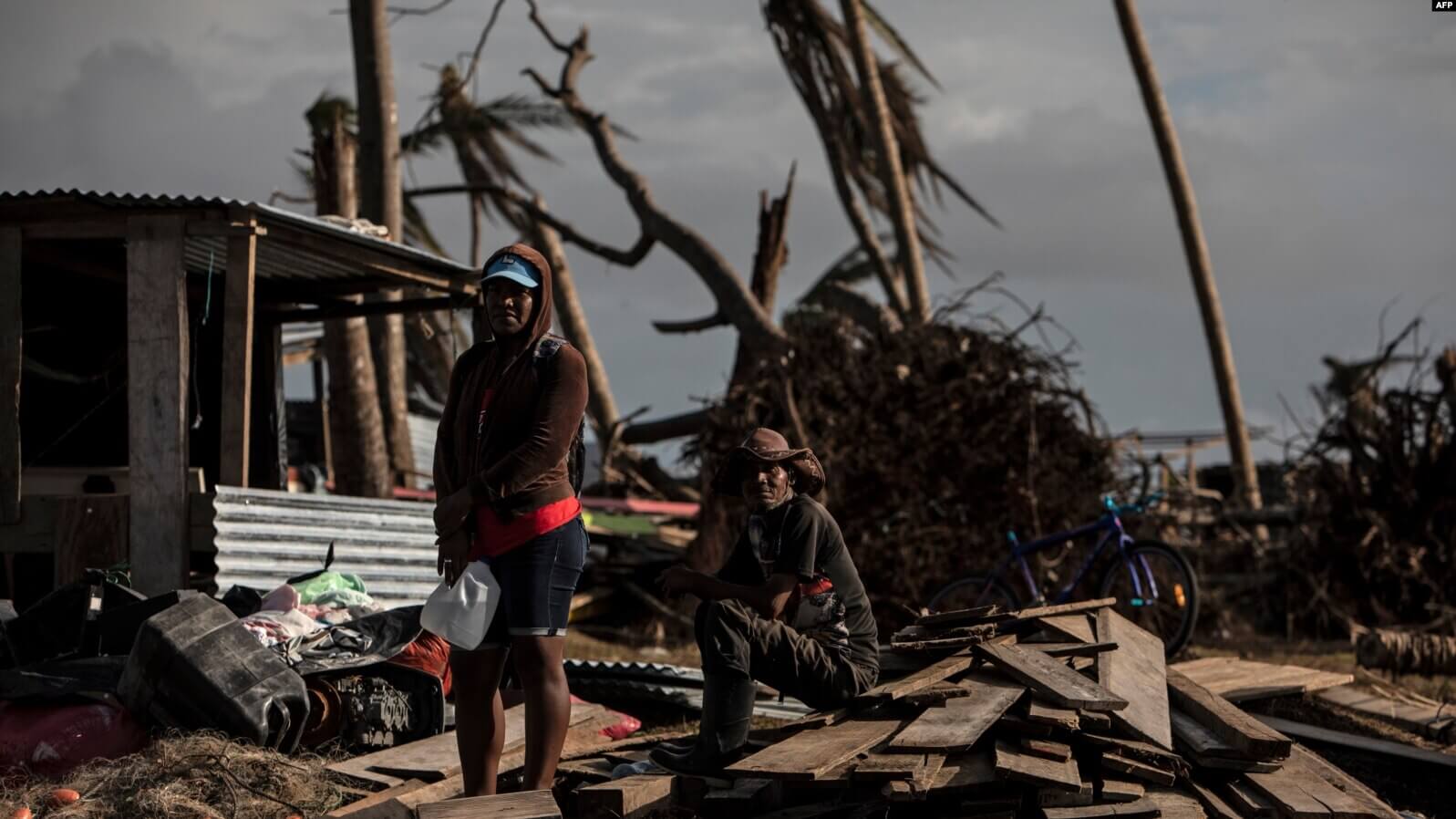 Una pareja espera ayuda en Haulover, una comunidad a 41 km al sur de Bilwi, en la Región Autónoma del Caribe Norte, Nicaragua, el 28 de noviembre de 2020, días después del paso del huracán Iota. Inti OCON / AFP)