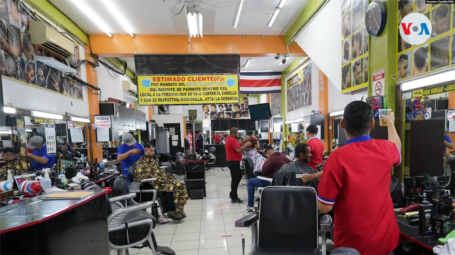 En la barbería costarricense "Solo para Varones VIP", la mayoría de sus trabajadores son nicaragüenses y han abandonado sus puestos de trabajo para irse a Estados Unidos. Foto Houston Castillo, VOA