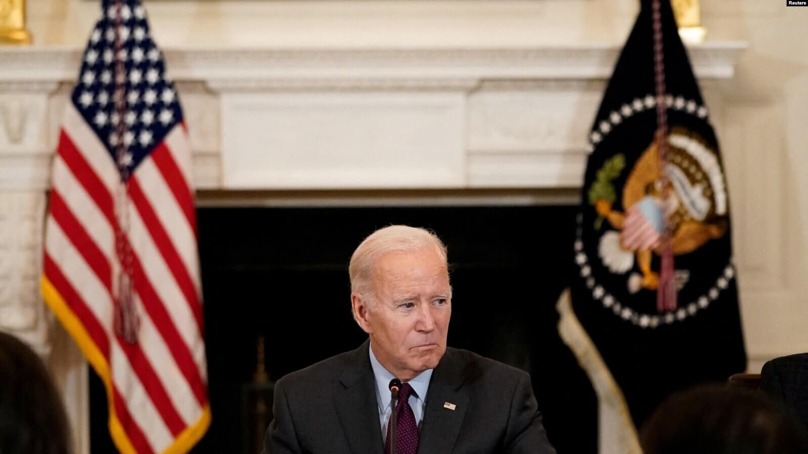 El presidente de EEUU, Joe Biden, escucha a un invitado hablar durante una reunión en la Casa Blanca en Washington, el 4 de octubre de 2022.