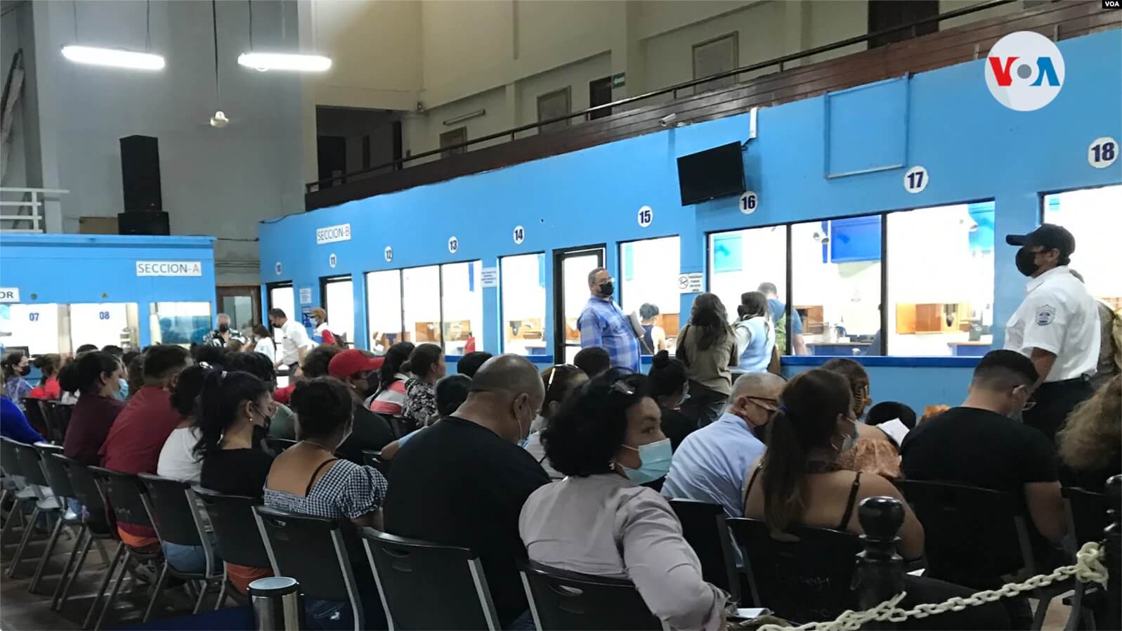 Personas en Migración y Extranjería buscan sacar su pasaporte en Managua, Nicaragua. Foto VOA