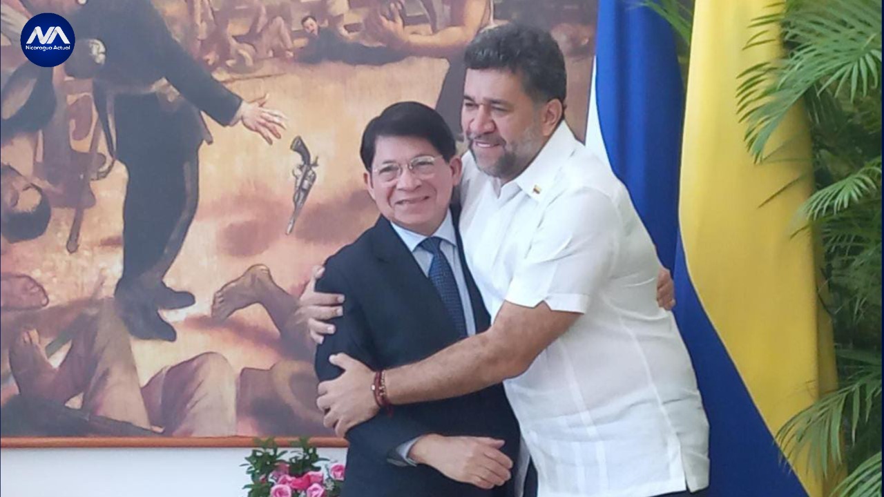 nuevo embajador de colombia en nicaragua leon fredy abraza efusivamente al canciller denis moncada