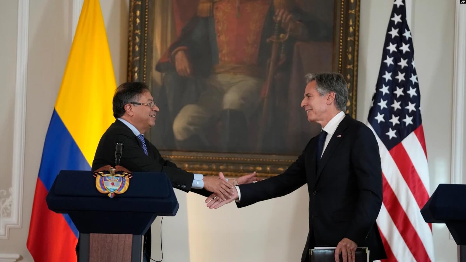 El secretario de Estado, Antony J. Blinken (derecha), y el presidente de Colombia, Gustavo Petro, se dan la mano después de una declaración conjunta en el Palacio Presidencial de Nariño en Bogotá, Colombia, el lunes 3 de octubre de 2022. (Foto AP/Fernando Vergara)